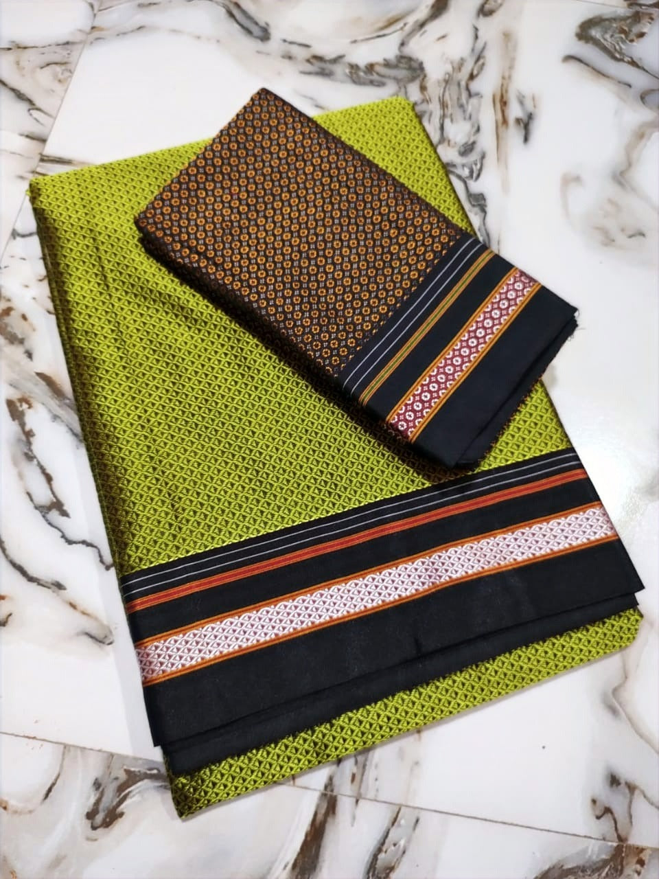 Green Resham Khan Saree With Contrast Border And Blouse Piece