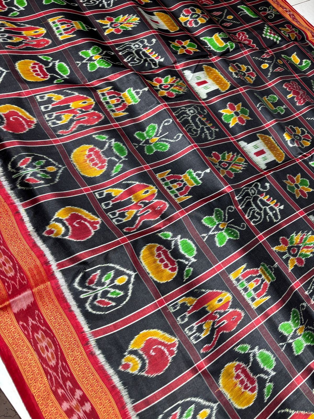 Why are Nabakothi sarees considered auspicious for wedding and anniversary gifts
