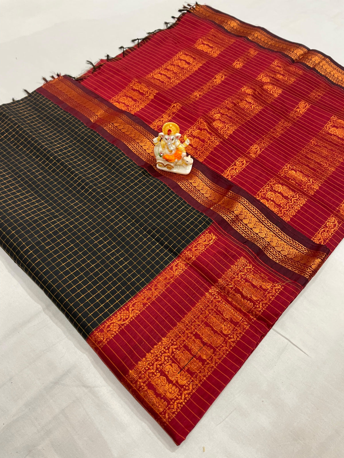 Kalyani Cotton Checks Saree with Rich Contrast Pallu and Traditional Butta Border