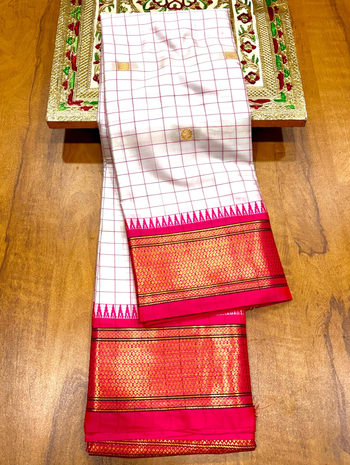 Soft Silk Check Kadiyal Paithani Temple Border Karnataka Handloom Saree