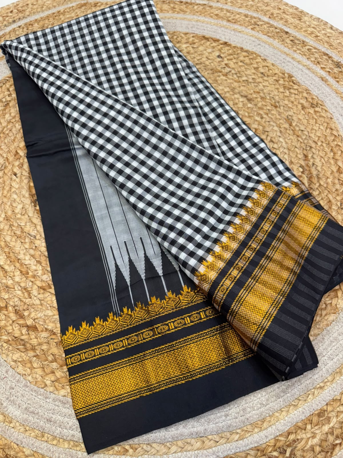 Karnataka Ilkal Small Checks Saree with Chikki Paras Border & Semi-Silk Pallu